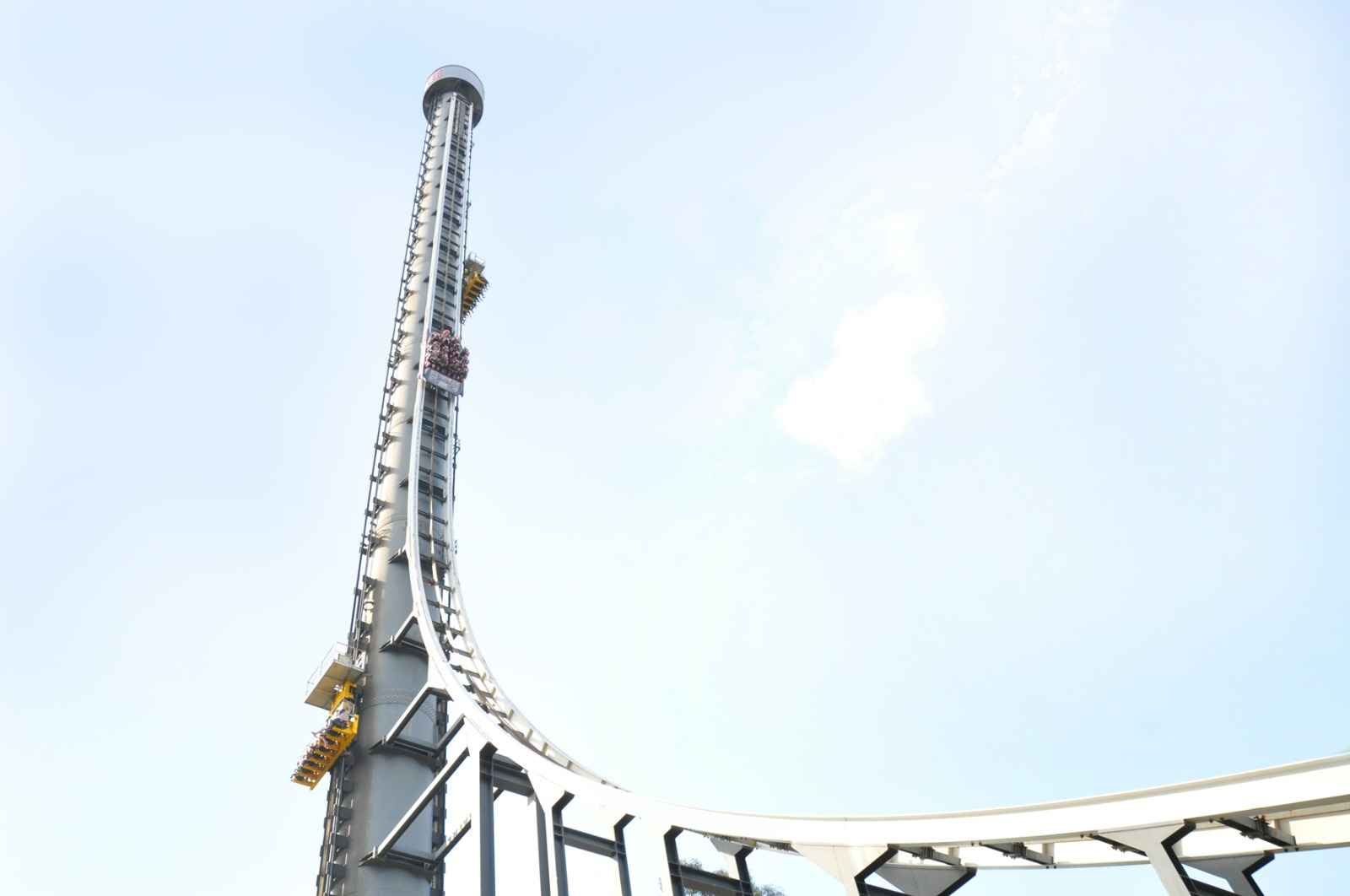 DAY 3: Today, enjoy Dream world which will provide a one stop shop for thrills, spills and family fun. Later get a bird has eye view of the Gold coast city from the Sky Point observatory deck.